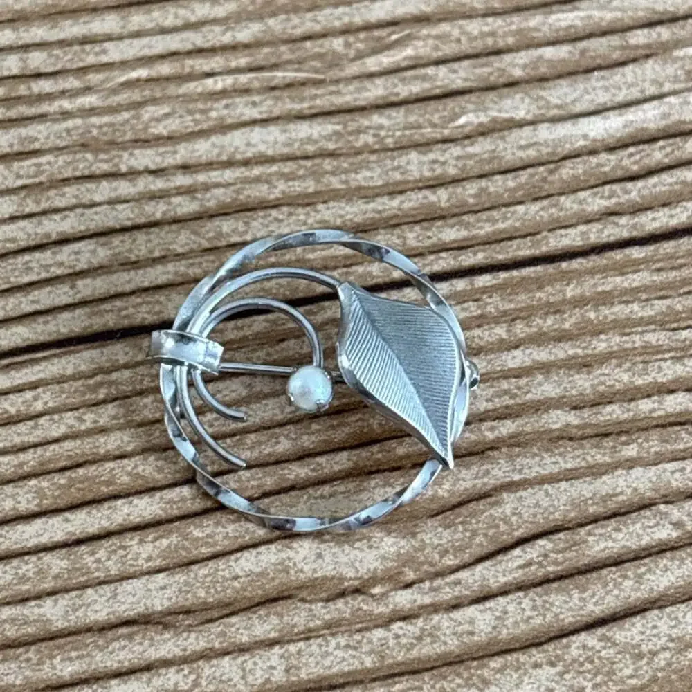 12K GF White Gold Filled Pearl Circle Leaf Brooch Signed KL Dainty Vintage